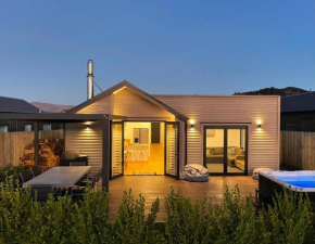 Mountain View Haven in Wanaka w/hot tub.